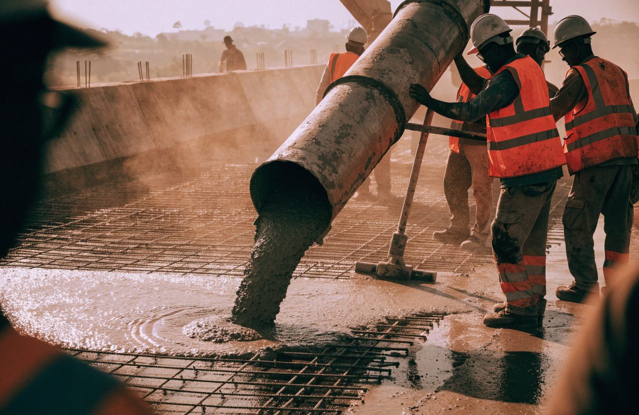 Coulage du béton sur un tablier de pont.